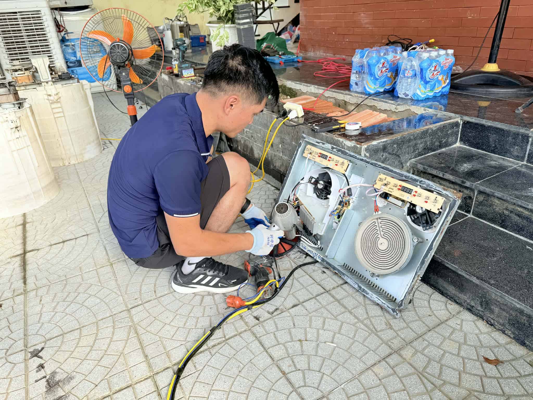 Kỹ thuật viên sửa chữa máy giặt Electrolux tại nhà khách hàng